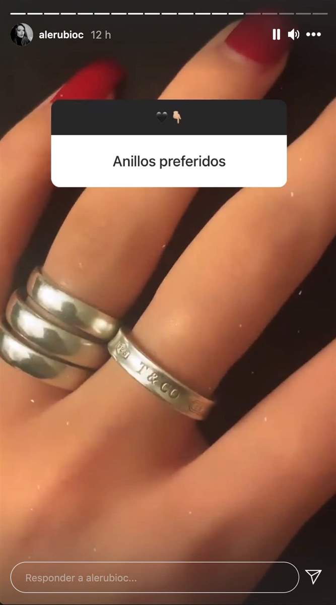 Alejandra Rubio muestra una foto en la que muestra un anillo que perteneció a Beatriz. | Foto: Captura de Instagram/alerubioc
