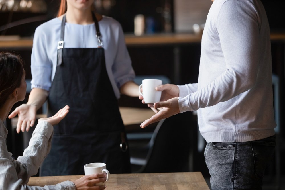 Mesera discute con clientes. | Foto: Shutterstock