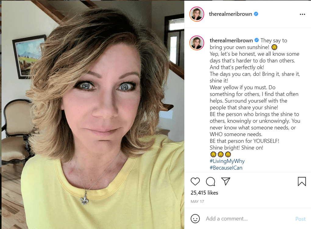 Meri Brown takes a selfie wearing a smile and a yellow T-shirt. | Photo: Instagram/therealmeribrown