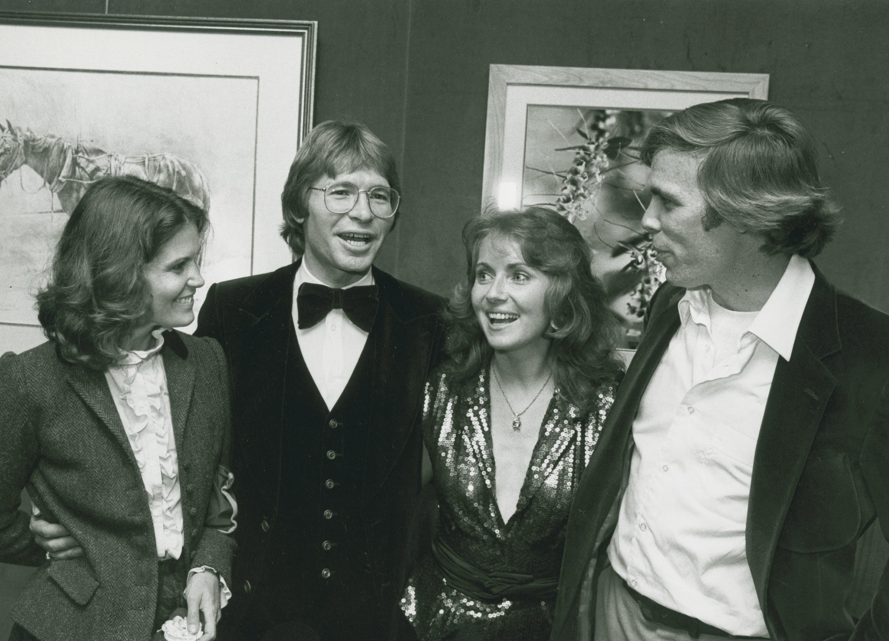 John Denver, Annie Martell and artist David Armstrong at the John Denver-David Armstrong Art Exhibit on December 1, 1980, in Los Angeles, California. | Source: Getty Images