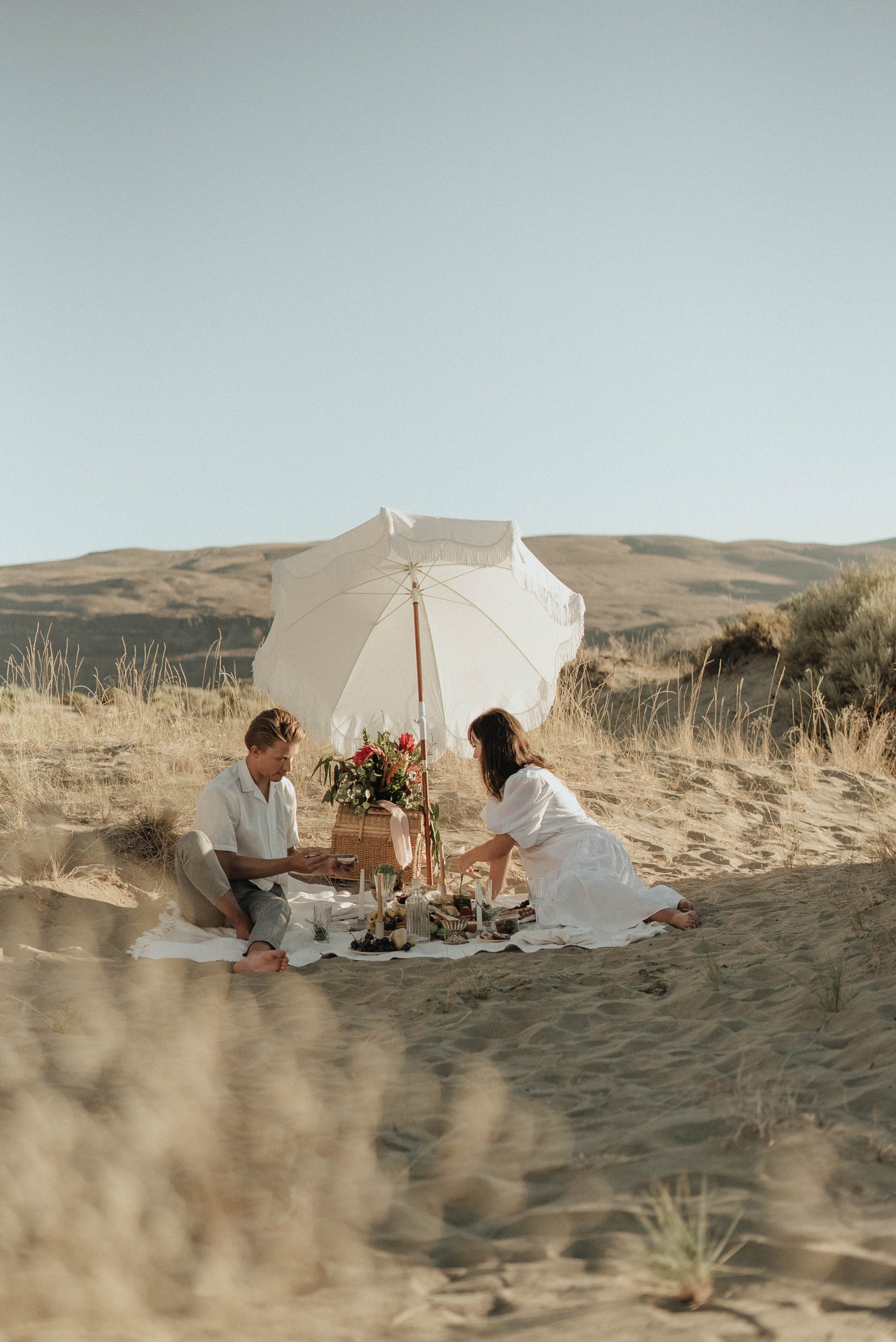 A couple having an outdoor picnic | Source: Pexels
