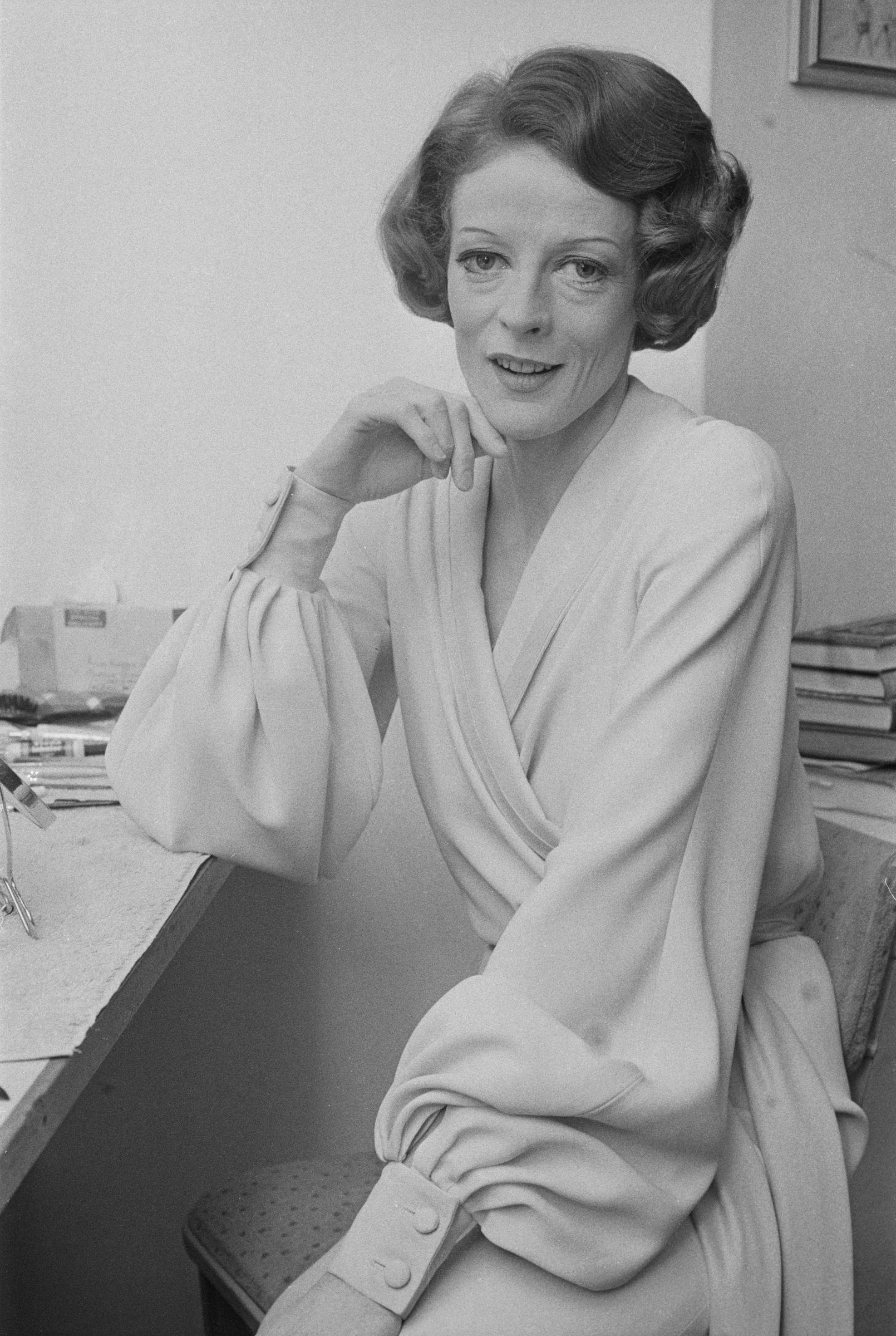 Maggie Smith pictured getting ready in the backstage on February 23, 1973 | Source: Getty Images