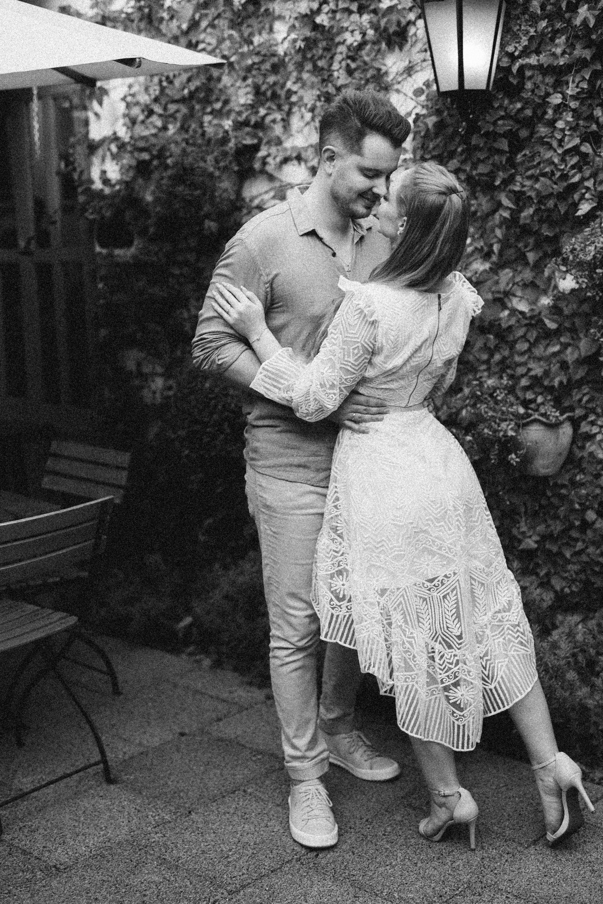 A grayscale photo of a loving couple | Source: Pexels