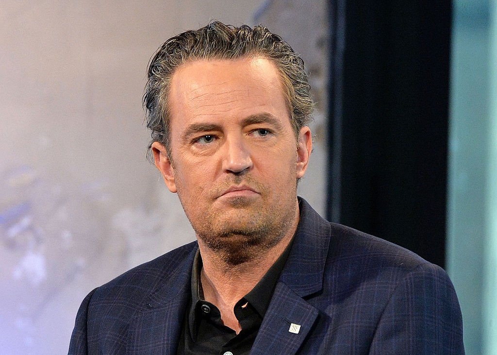 Matthew Perry en una rueda de prensa el 5 de abril de 2016 en la ciudad de Nueva York. | Foto: Getty Images Matthew Perry en una rueda de prensa el 5 de abril de 2016 en la ciudad de Nueva York. | Foto: Getty Images