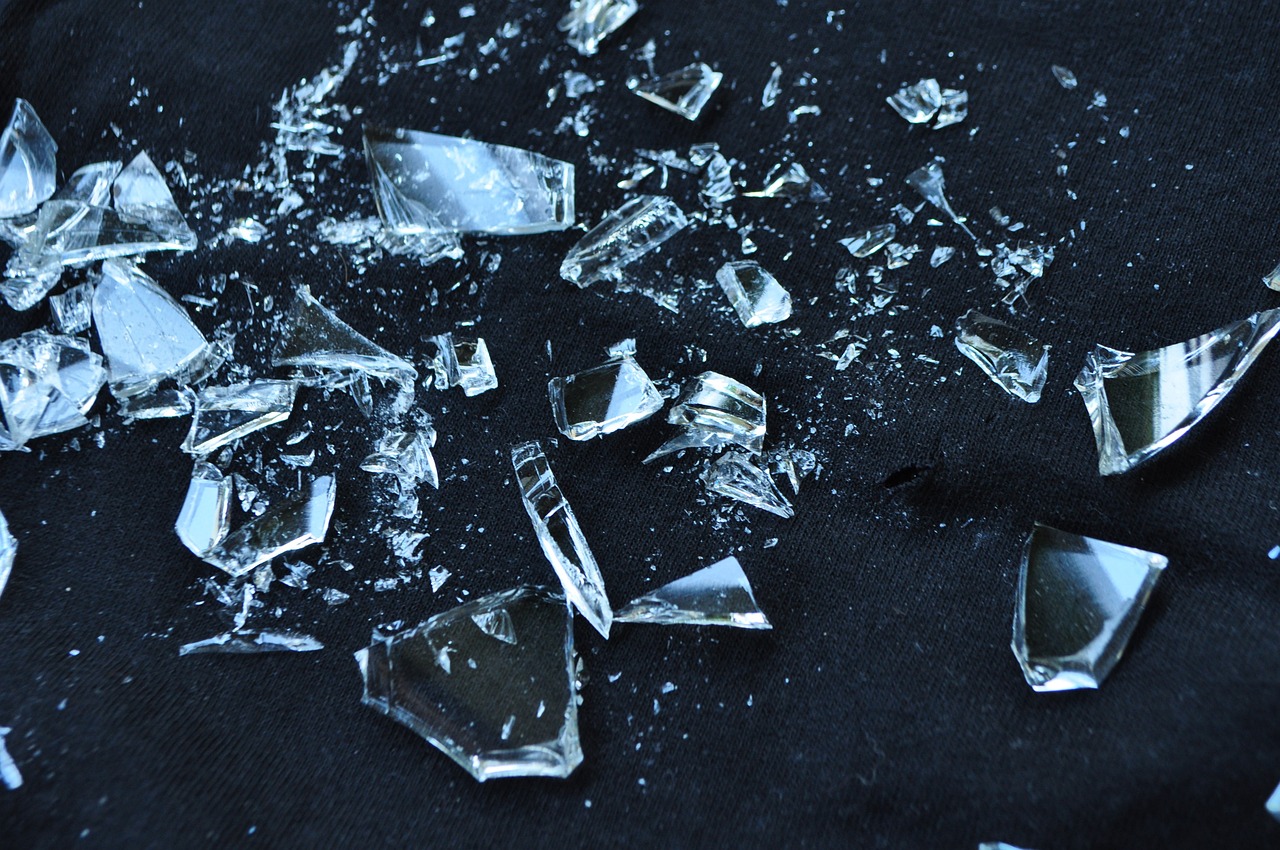 Broken and shattered glass on floor | Source: Pixabay