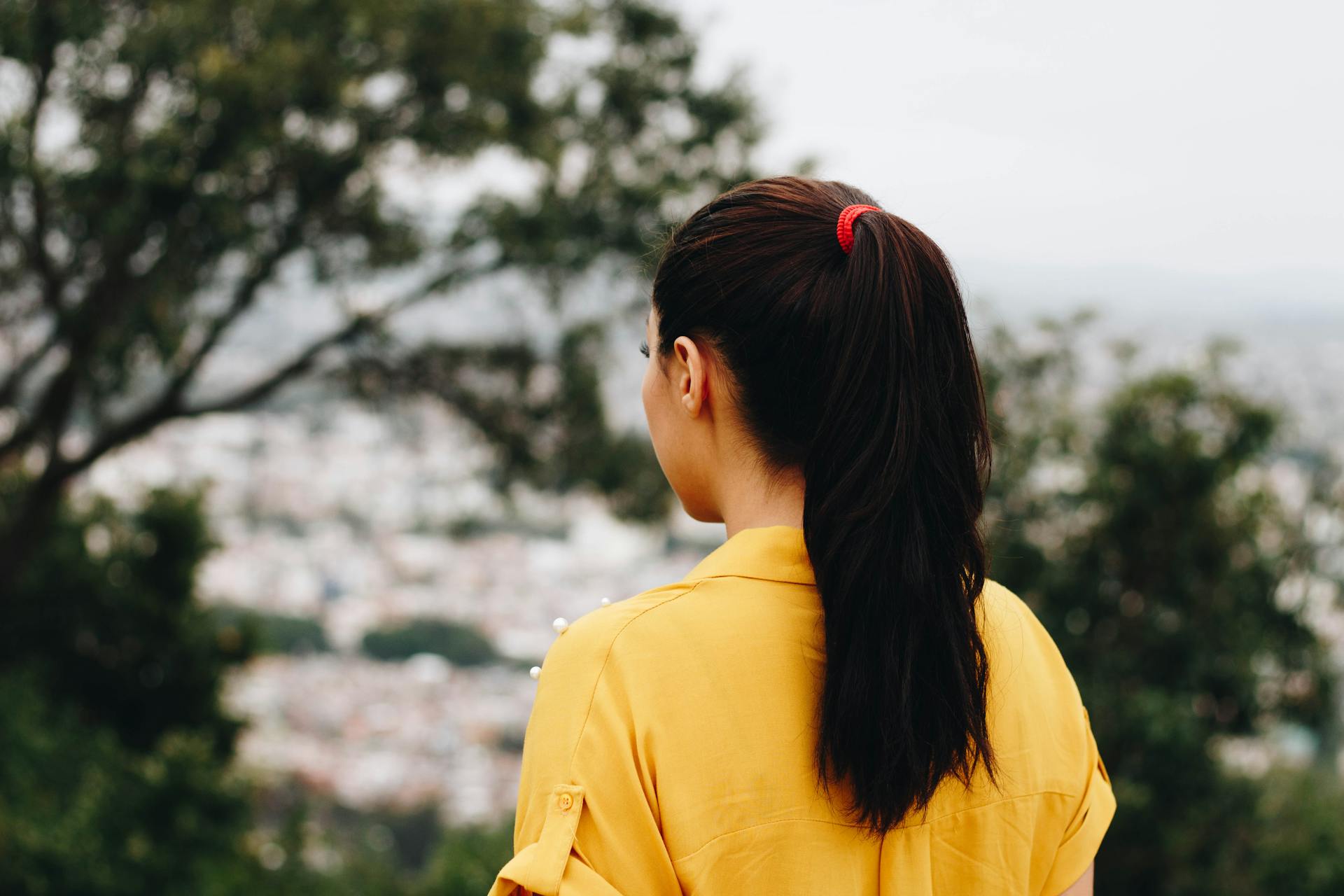 A teen girl standing outdoors | Source: Pexels