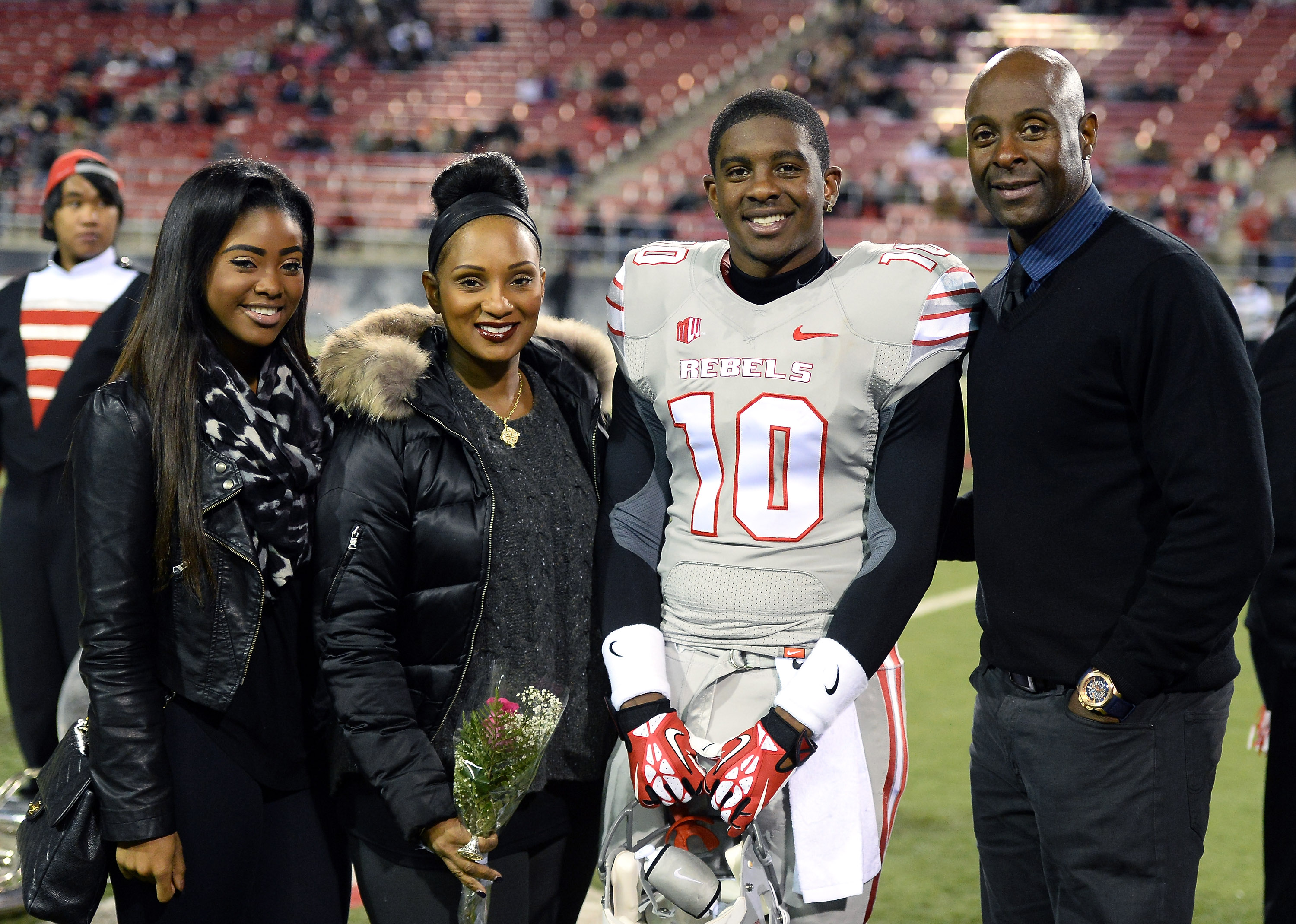 Jerry Rice, his ex-wife Jacqueline Bernice Mitchell and their children  at Sam Boyd Stadium on November 30, 2013 in Las Vegas, Nevada. | Source: Getty Images