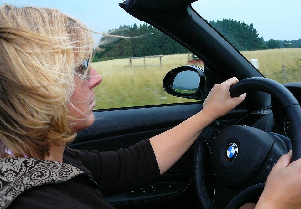 Mujer conduciendo un carro| Foto: Pixabay