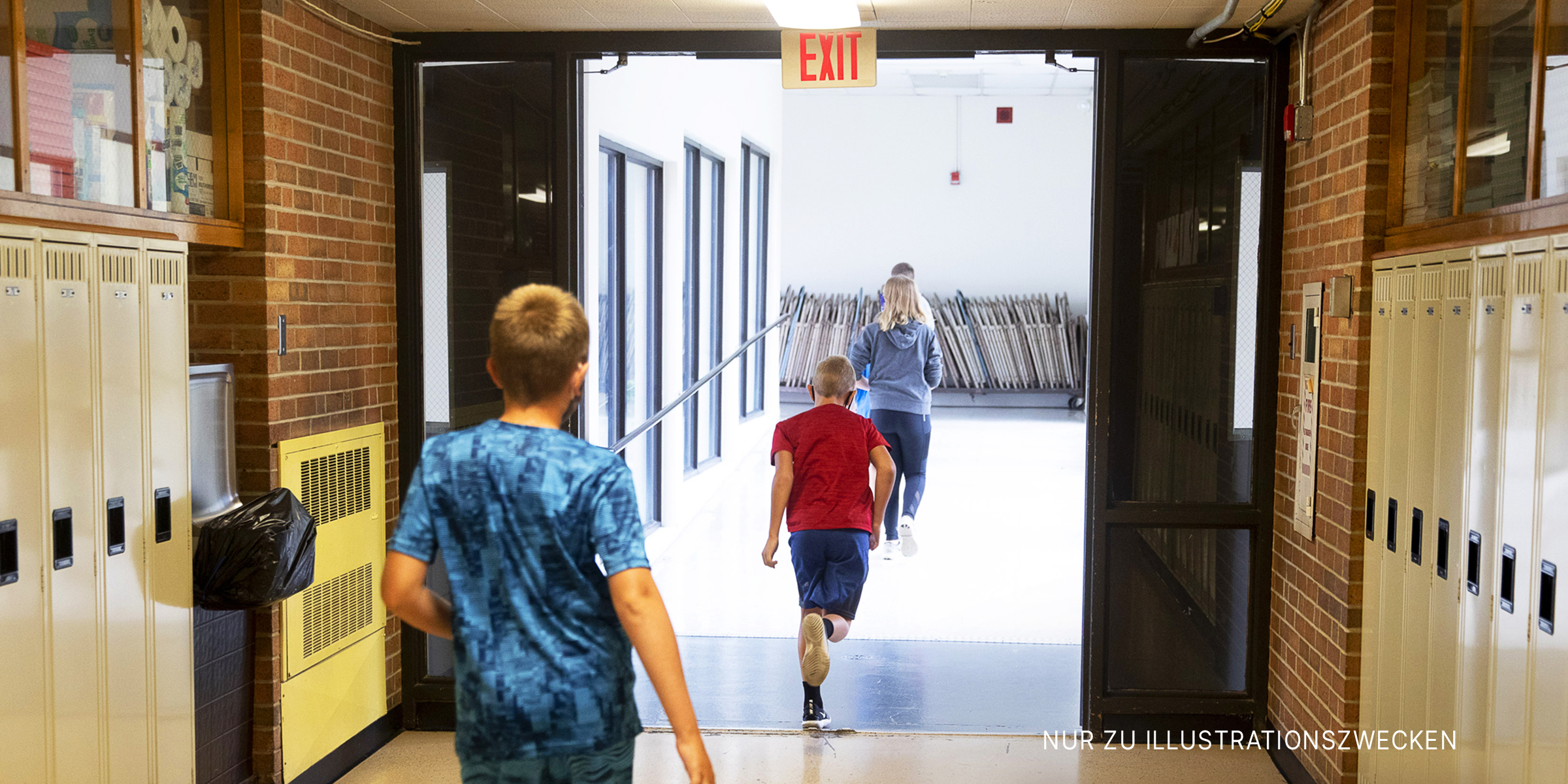 Kinder rennen durch eine Schulhalle. | Quelle: Getty Images