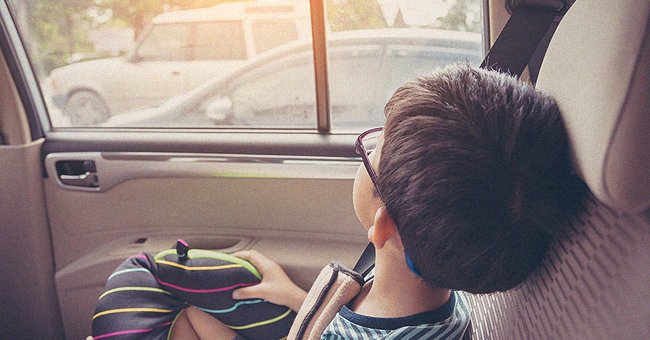 Un enfant à l'intérieur d'une voiture. | Photo : Shutterstock
