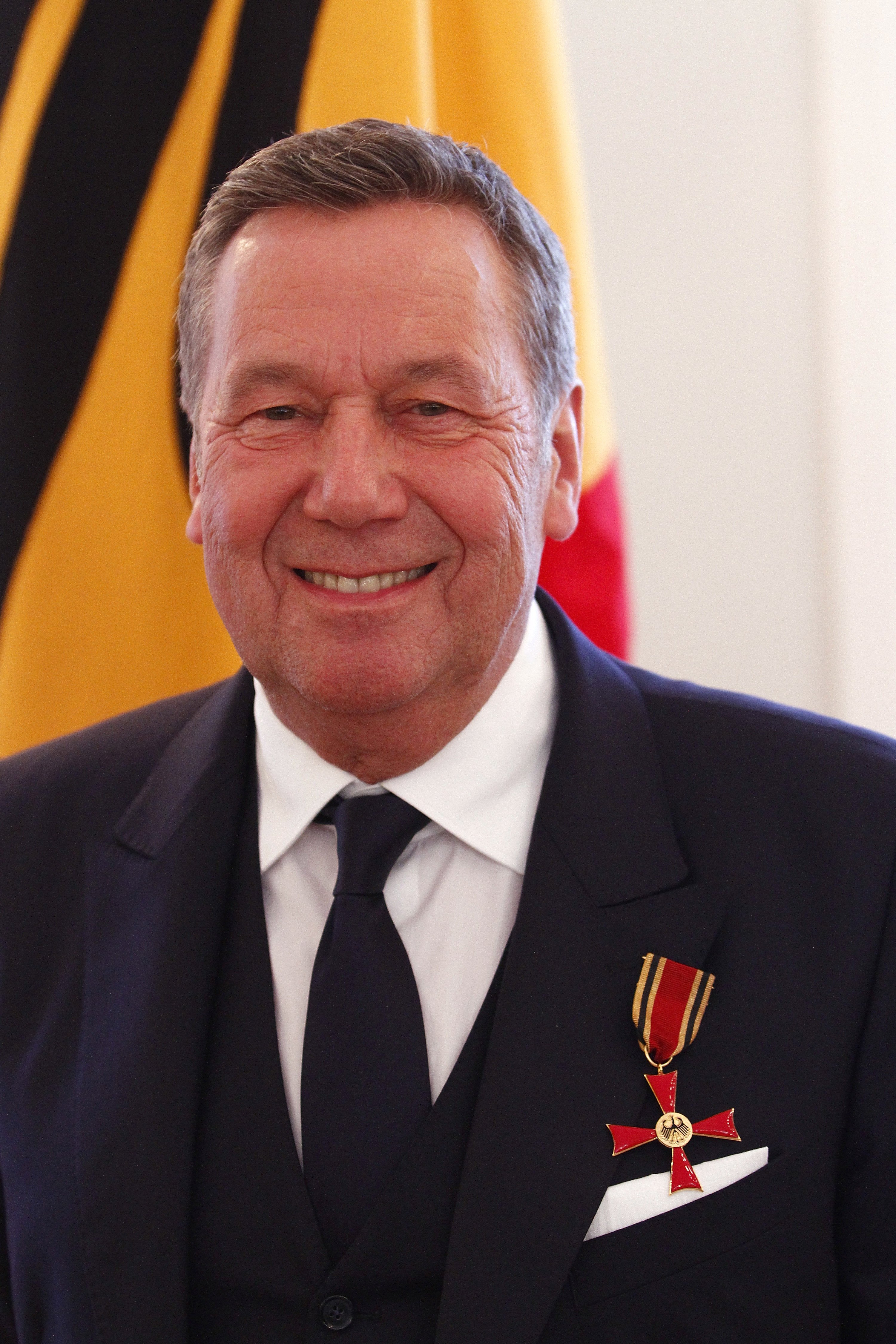 Roland Kaiser posiert mit dem Bundeskreuz des Verdienstes während der Zeremonie im Schloss Bellevue am 5. Dezember 2016 in Berlin. | Quelle: Getty Images