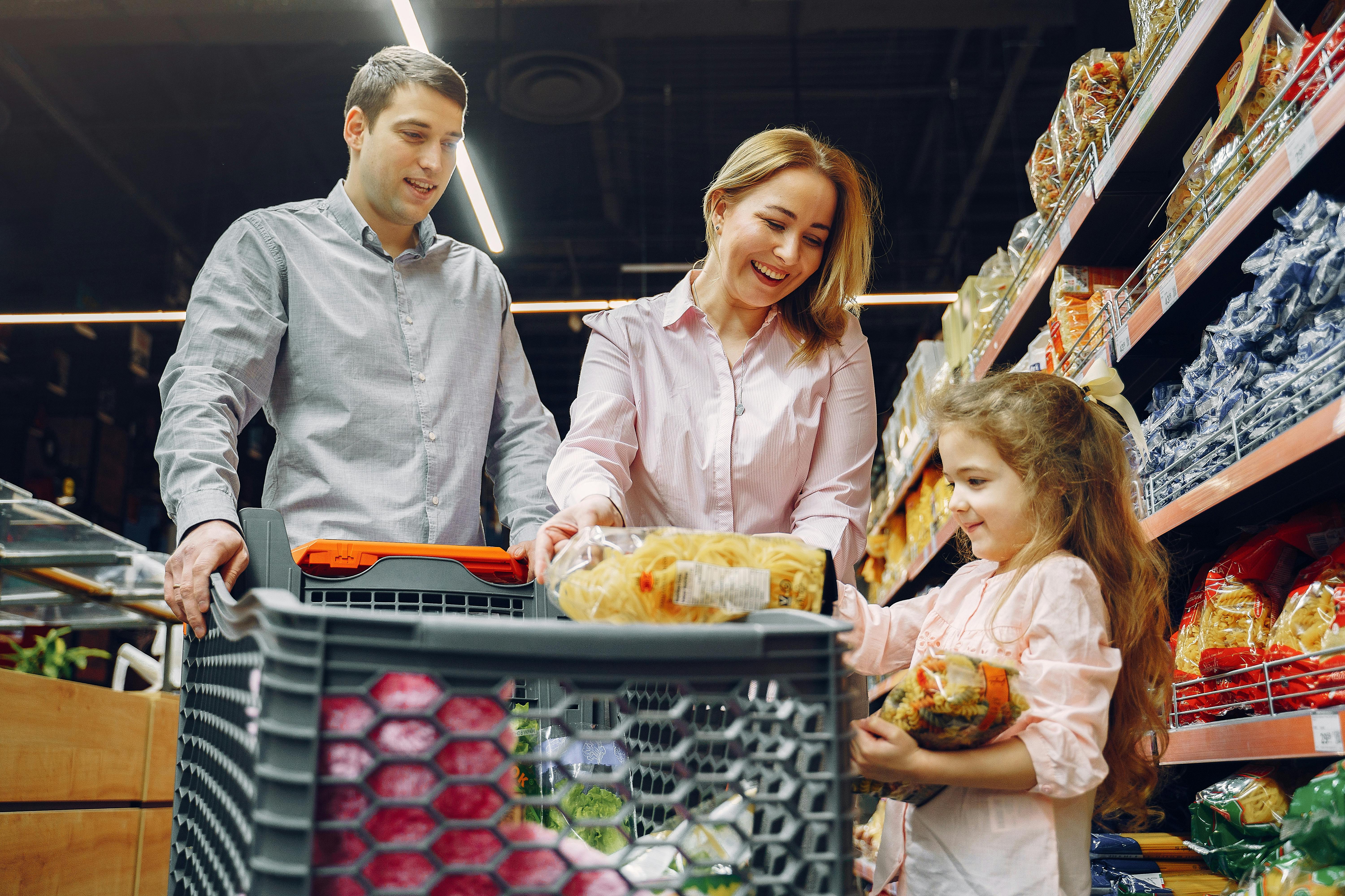 A happy family shopping together | Source: Pexels